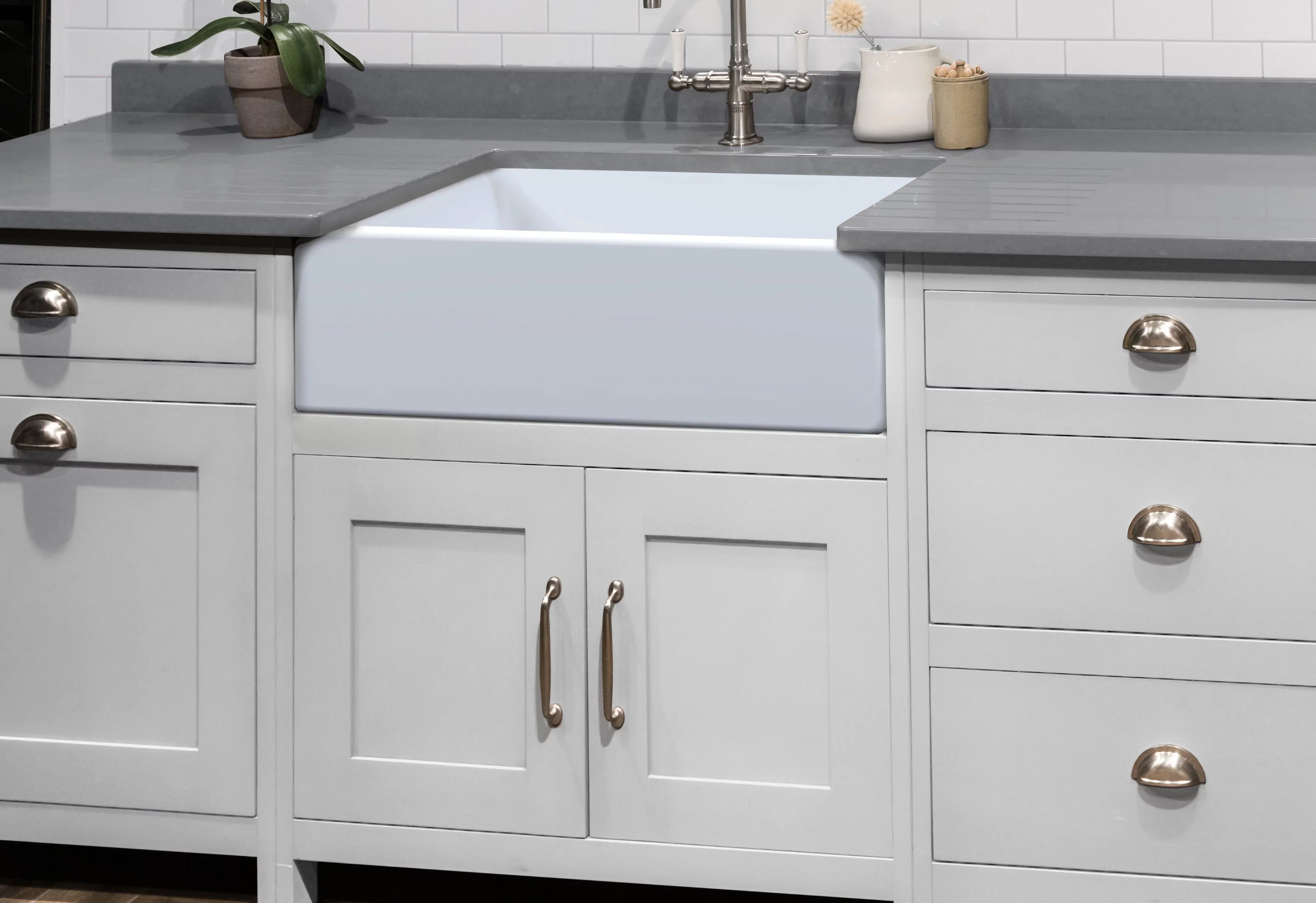 ZUHNE Ostia Ivory Farmhouse Sizeingle Bowl Fireclay Kitchen Sizeink (30” Reversible Apron)